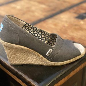 Toms Calypso Wedge Espadrille Sandal Peep Toe Taupe Grey
